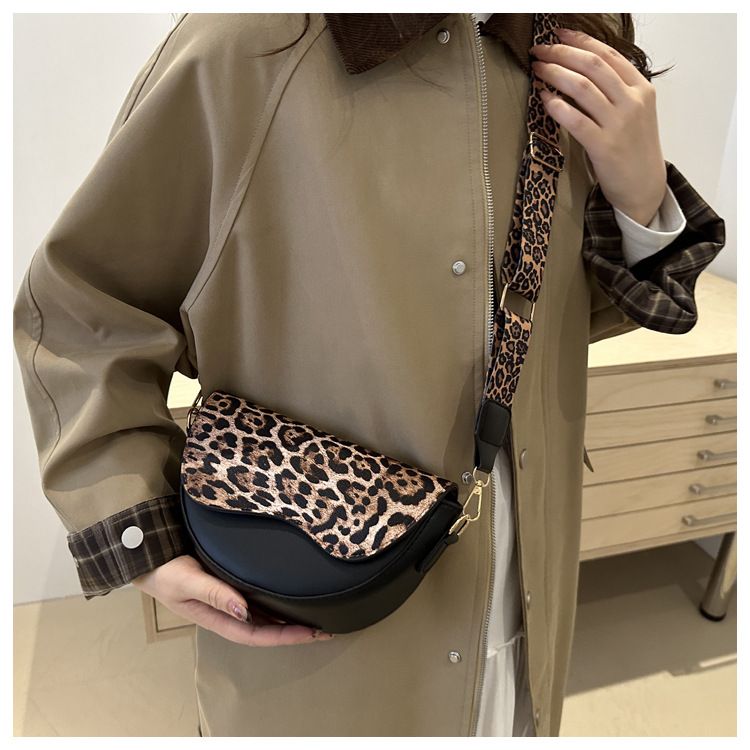 Borsa a tracolla semplice in versione coreana, borsa a tracolla piccola, versatile e alla moda, con tracolla larga e stampa leopardata, 2025_voghion.com