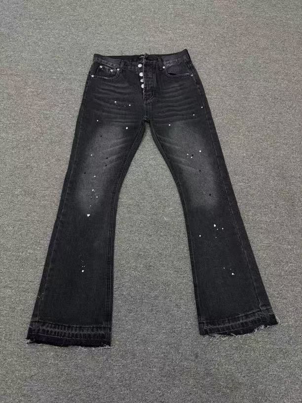 "Herren-Retro-Schlagjeans – AFR-inspiriertes verwaschenes Schwarz | Tintenspritzer & Katzenschnurrhaar-Details | Destroyed-Textur & gestapelter Saum"_voghion.com