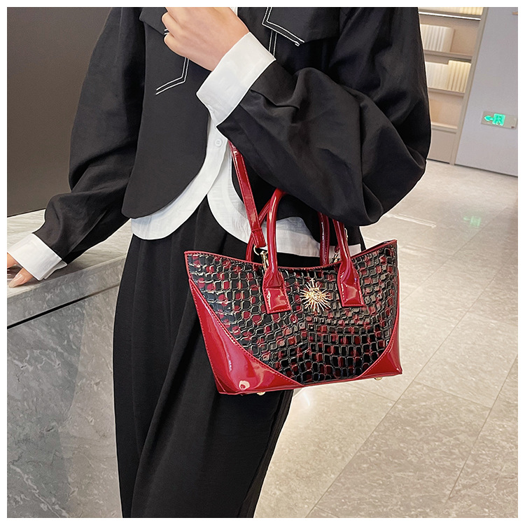 Handheld Women's Bag Fashionable and Versatile Bright Face Bag 2024 New Korean Single Shoulder Bag Retro Crossbody Bag Trend_voghion.com