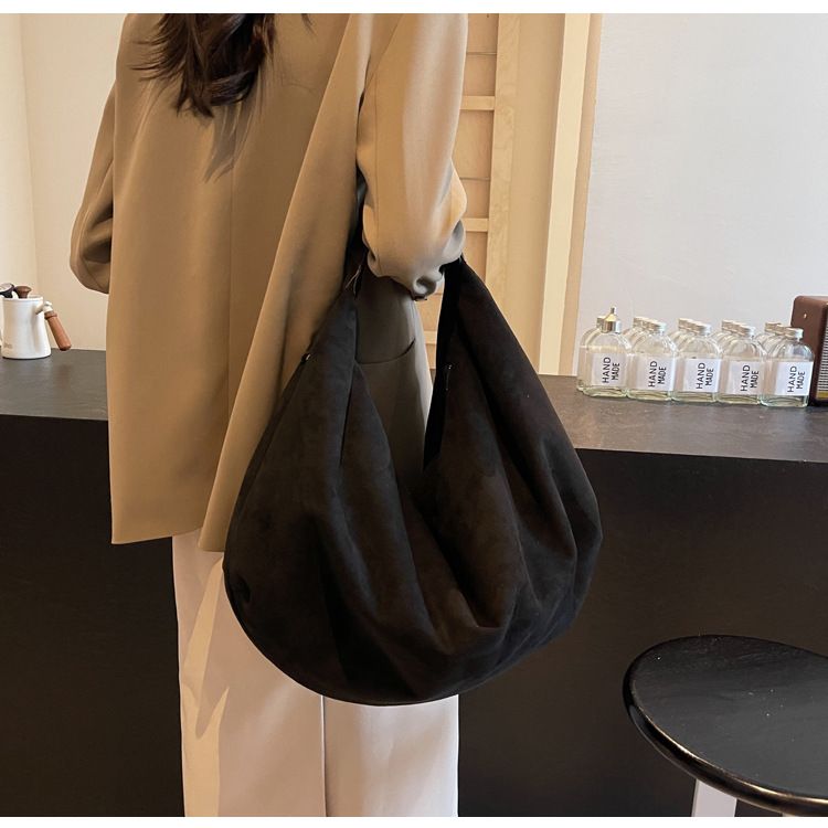 Alkalmi és pihentető nagy kapacitású táska női új őszi és téli ingázó válltáskához, velúr táska_voghion.com