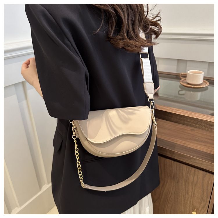 Piccola borsa a mano per donna 2024 nuova borsa a tracolla singola alla moda primavera ed estate, design di nicchia, tracolla larga,_voghion.com