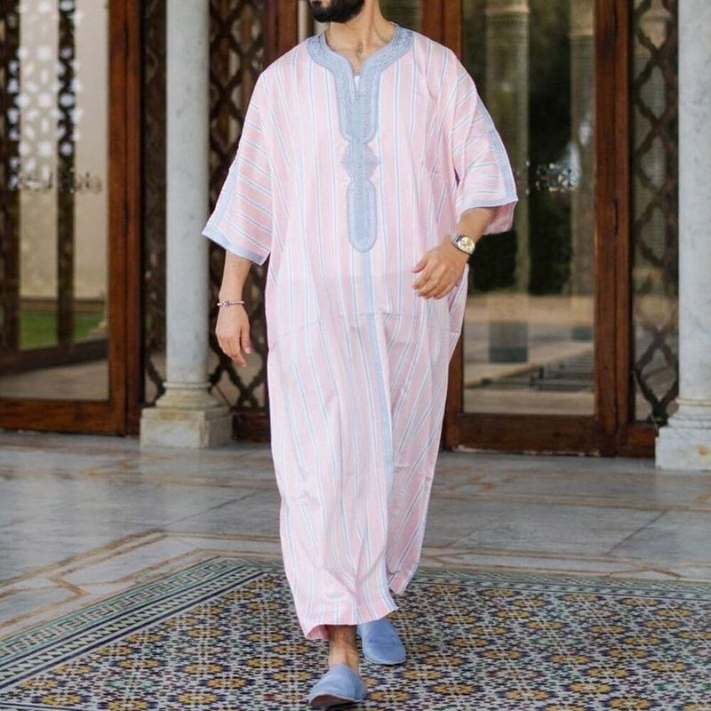 2025 Neuer Kurzarm-Overall mit bedrucktem muslimischen Gewand im arabischen ethnischen Stil für Herren mit V-Ausschnitt_voghion.com