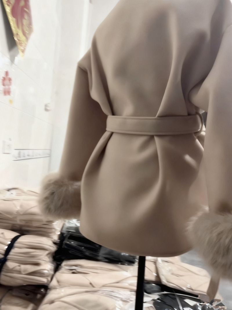 Oversized-Mantel in Wolloptik mit Gürtel und flauschigen Ärmeln – Damen-Trenchcoat für den Herbst in sanftem Grau/Schwarz/Beige, V-Ausschnitt, drapierte Jacke für einen lässig-schicken Stil_voghion.com