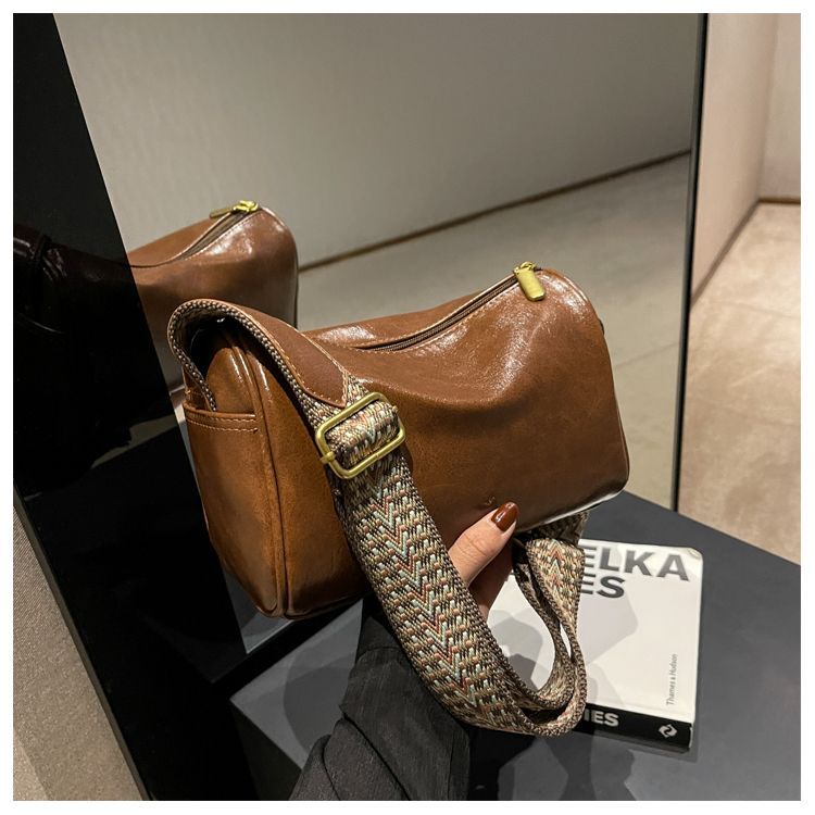 Il piccolo bs popolare di quest'anno per le donne autunno e inverno 2022 nuova nicchia di moda a banda larga crossbody texture cuscino_voghion.com