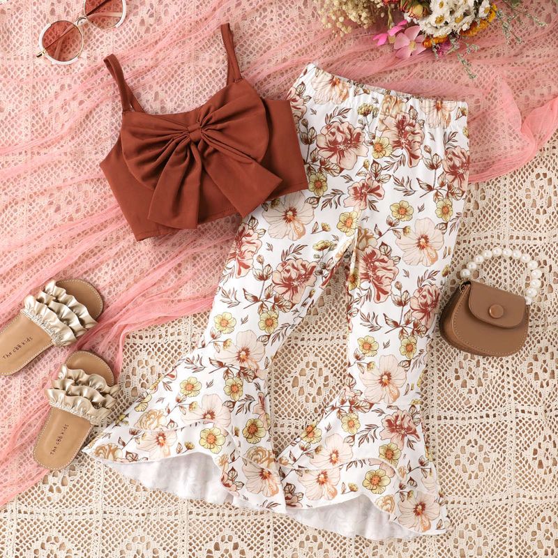Un set in due pezzi di completi per ragazze vento, primavera ed estate, con bretelle per bambini piccoli, top con fiocco, stampa_voghion.com