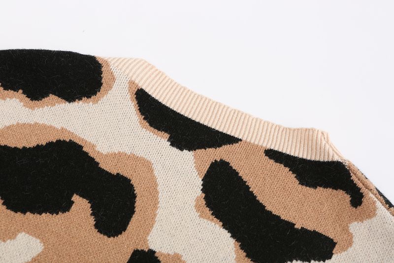 Completo da donna con pantaloncini in maglione a maniche lunghe con stampa leopardata_voghion.com