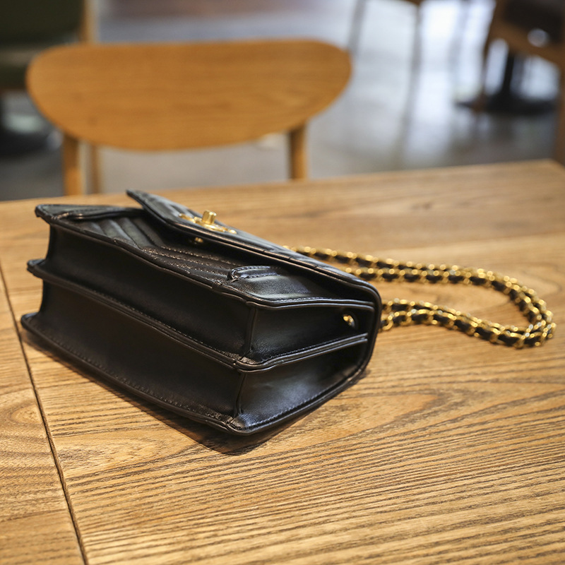 2024 Nuova catena di moda Una spalla quadrata Versatile Internet Rosso Piccolo vento frizzante Golden Pearl Ball Lingge da donna_voghion.com