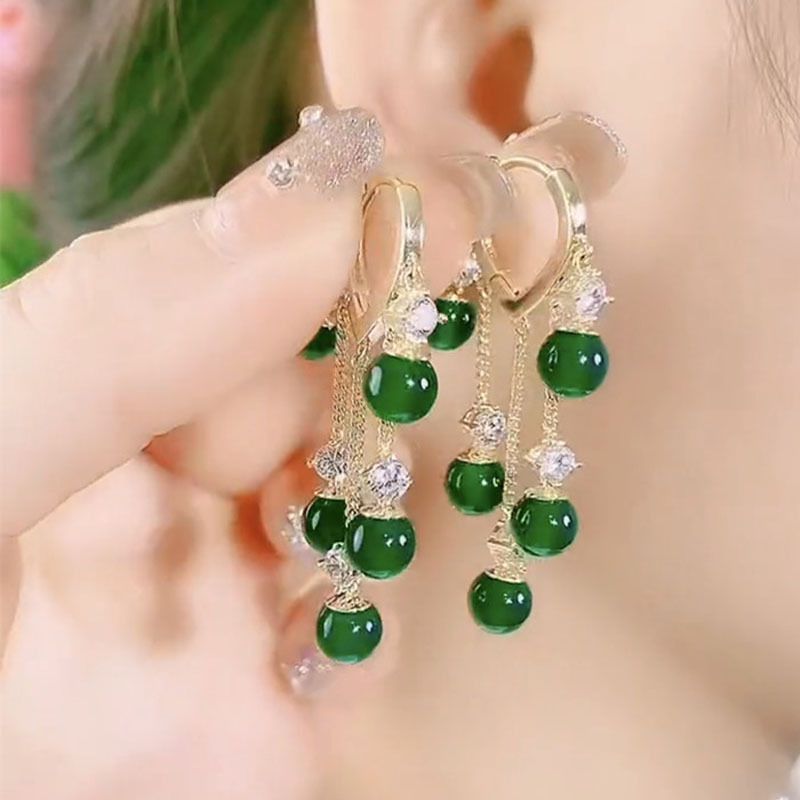 Nuovi orecchini lunghi con nappe in stile celebrità di Internet, design di nicchia alla moda con pietra occhio di gatto color smeraldo per donne_voghion.com