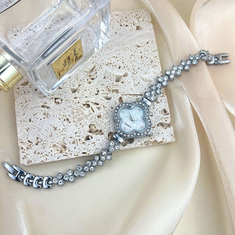 Fashionabla kvartsklocka med diamantinläggning med fyrklöver för kvinnor_voghion.com