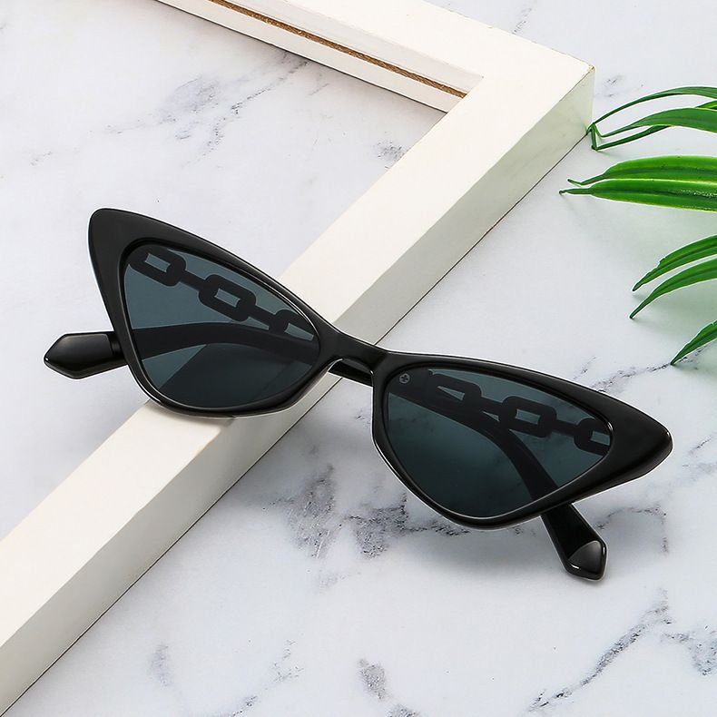 Trendige dreieckige Sonnenbrille mit Metallkette, modisch, Internet-Star, konkav geformt, gestreift – perfekt für Posen und als Accessoire._voghion.com