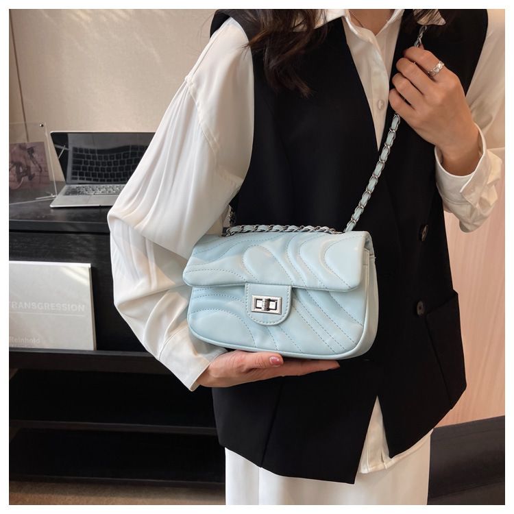 Tegoroczne popularne są uniwersalne damskie torebki na wiosnę i lato. 2024 nowa moda i faktura łańcucha crossbody dla kobiet małe_voghion.com
