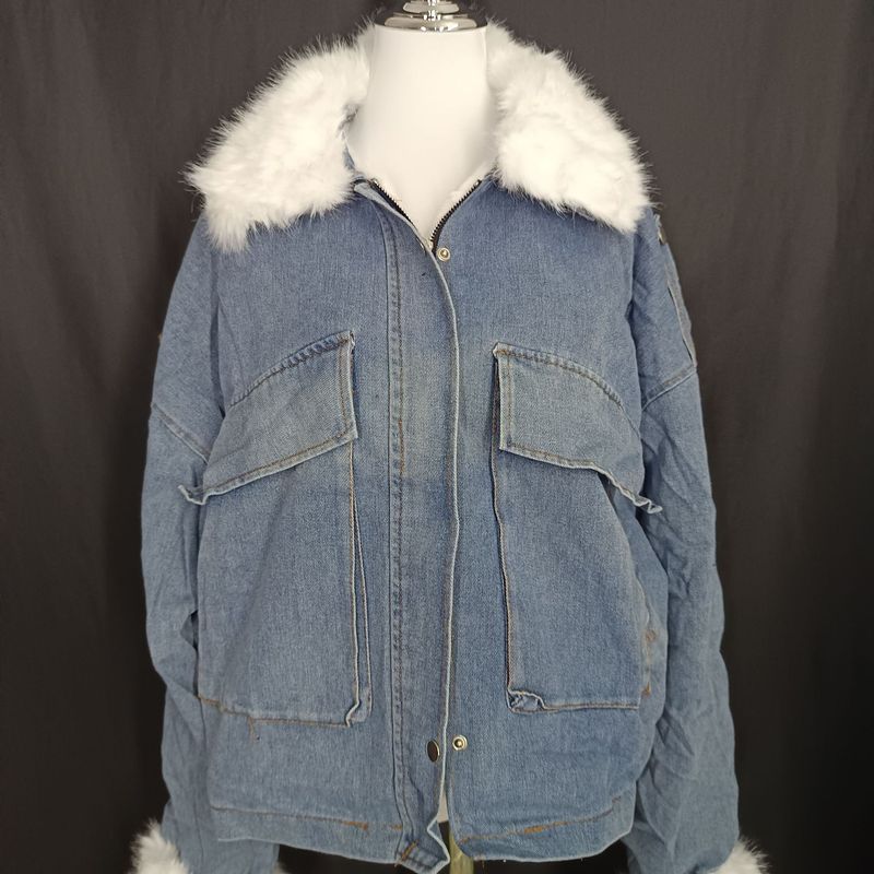 Puszysta kurtka dżinsowa z kołnierzem ze sztucznego futra dla kobiet – jasnoniebieski, vintage'owy, sprany płaszcz w stylu streetwear z przytulną podszewką z polaru_voghion.com
