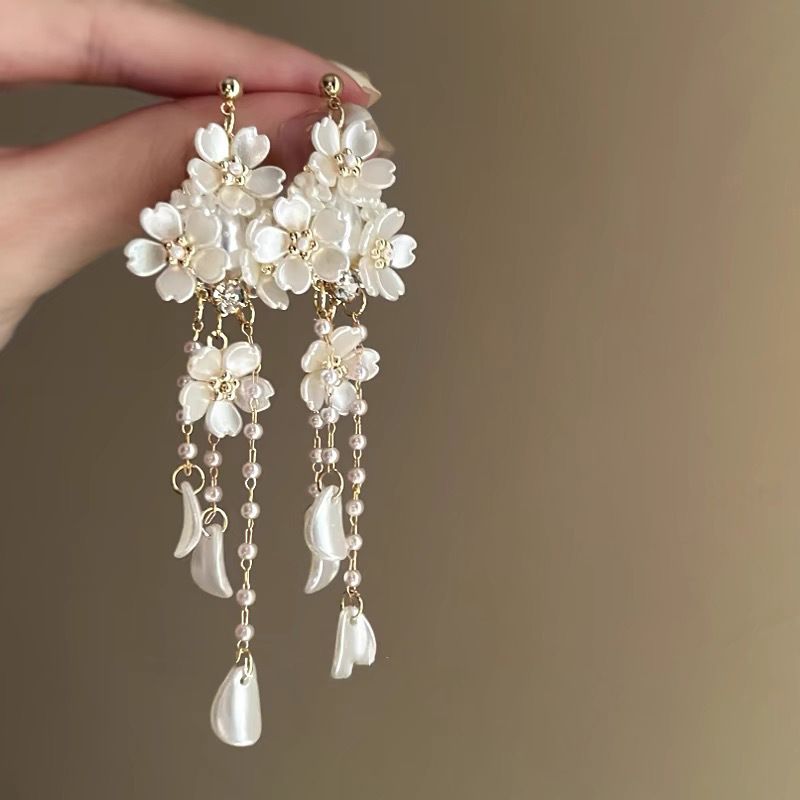 Orecchini con perle e diamanti in argento con frange a forma di fiore, orecchini di nicchia, temperamento atmosferico, orecchini di lusso leggeri e di alta gamma._voghion.com