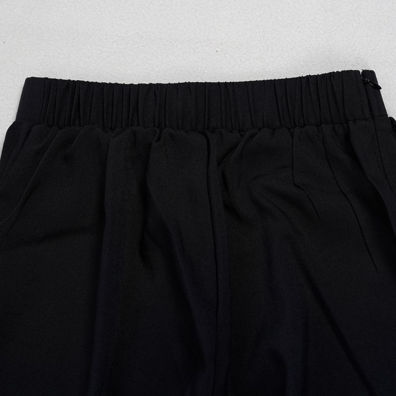 Completo da donna per il pendolarismo: camicetta con ampio risvolto e pantaloni con maniche a pieghe_voghion.com