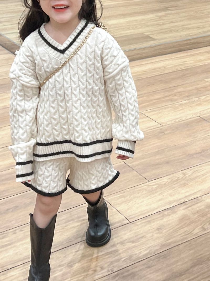 Pomlad 2024 Nova korejska otroška oblačila Dekliški pulover z V-izrezom, ocvrti testeni zavoji, pulover + kratke hlače, 2-delni komplet_voghion.com