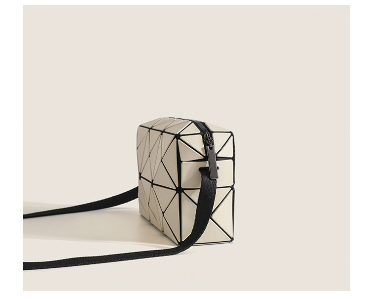 2024 Lingge Cupid Mini Geometry Square Box Pillow Small and Versatile One Shoulder Crossbody Women's Bag_voghion.com