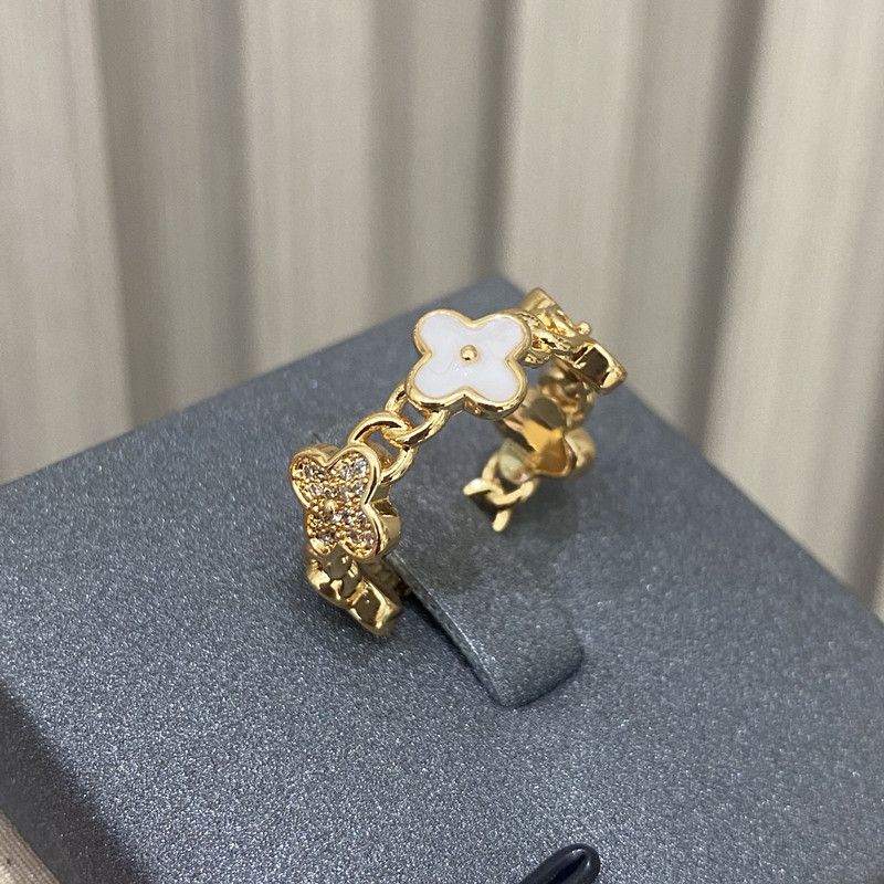 Ring mit offenem Kleeblatt aus plattiertem, natürlichem Perlmutt – modisch, leicht, elegant und farbecht._voghion.com