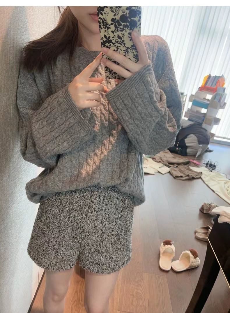 Herbst/Winter Damenpullover aus 100 % Wolle mit Rundhalsausschnitt, langen Ärmeln und Zopfmuster – locker geschnitten, stylisch und lässig._voghion.com