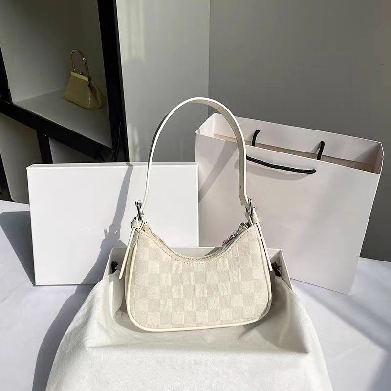 Borsa da viaggio francese con motivo a quadri alla moda per l'estate, nuova borsa piccola a forma di mezzaluna da mettere sotto le ascelle nel 2024_voghion.com