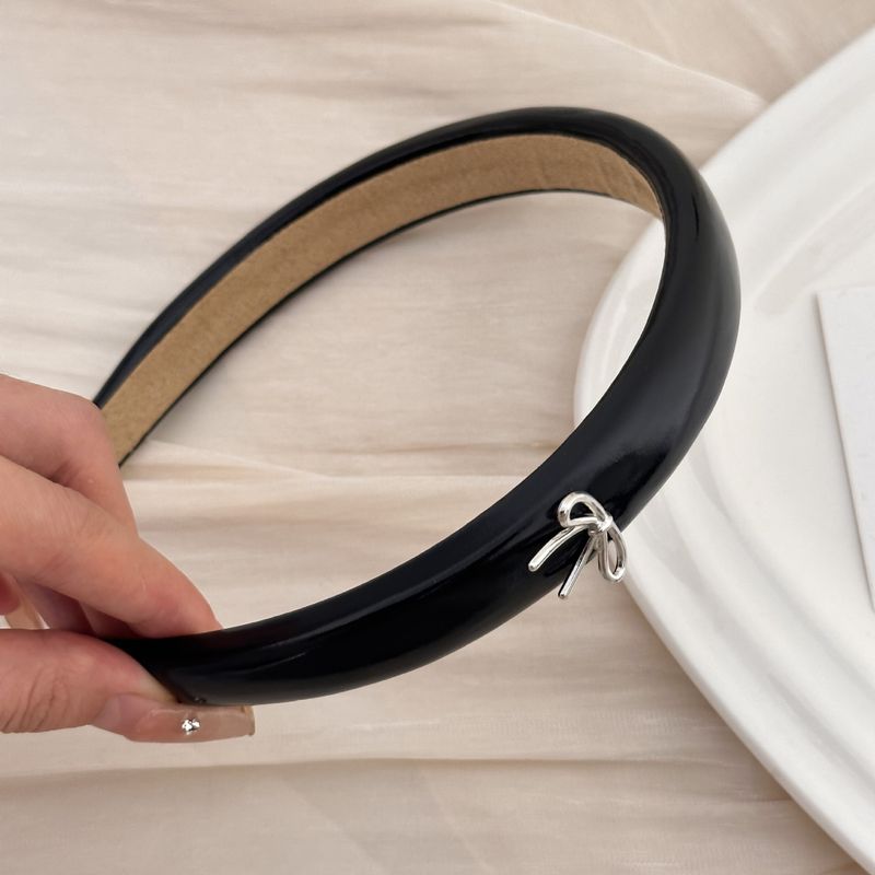 Nieuwe zoete smalle sierstrik effen kleur laklederen hoofdband modieuze hoofdtooi haaraccessoires_voghion.com