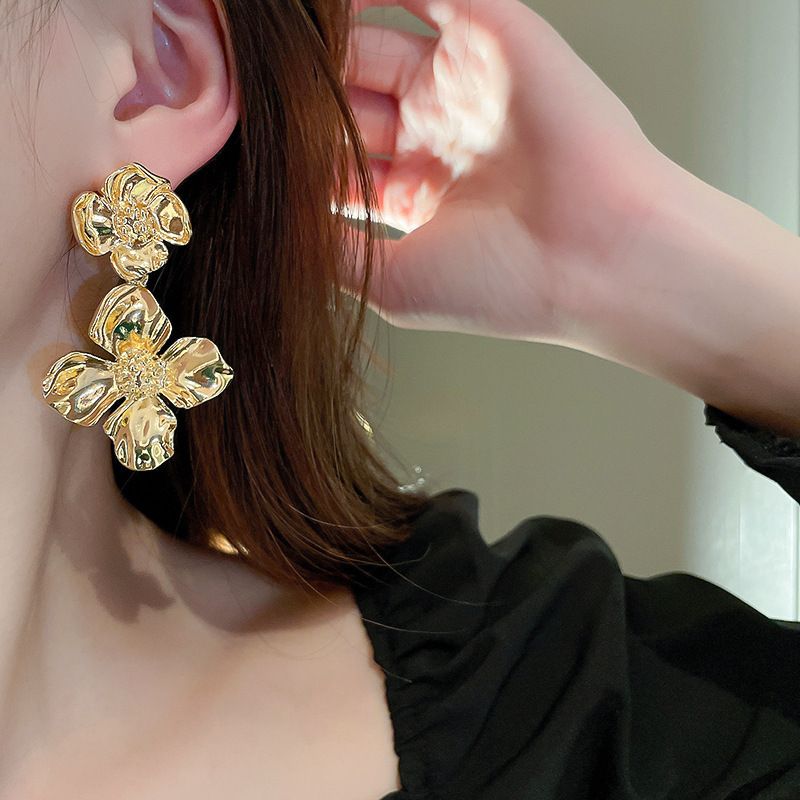 Nappa con fiore scavato con ago d'argento, alla moda, personalizzata, stile fresco e distaccato, lunga, elegante e di alta qualità._voghion.com