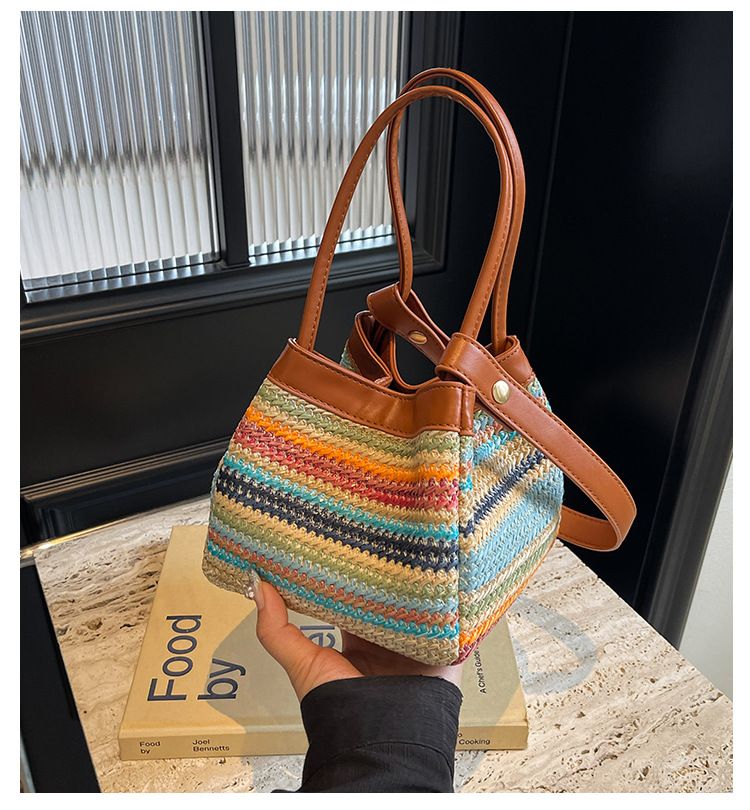 2024 Nouveau cadeau d'anniversaire de style esthétique haut de gamme pour femmes, seau à main à une épaule tendance et polyvalent à la mode_voghion.com