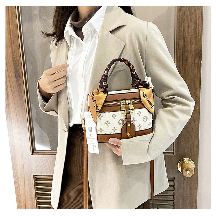 High-end female 2023 new fashion presbyopic box all-match portable shoulder Messenger cosmetic bag trend_voghion.com