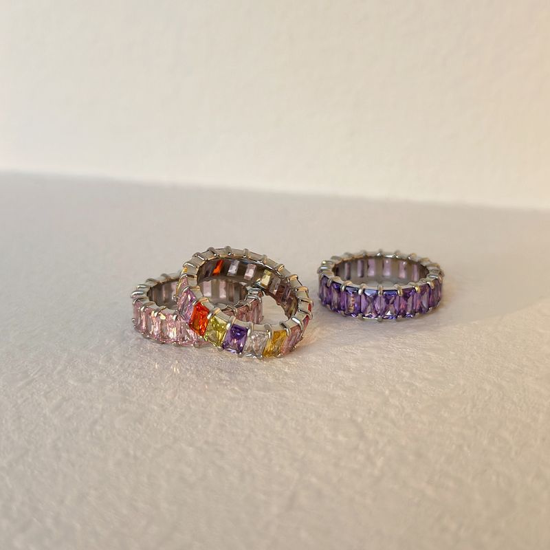 Anello INS in acciaio al titanio elettroplaccato con zircone rettangolare color corallo_voghion.com