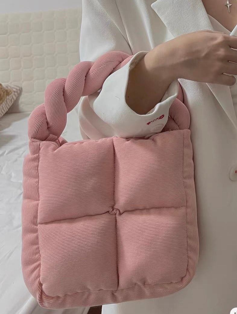 Umhängetasche aus Cord mit Kette, in der Hand tragbarer Mini-Baumwollstoff mit kleiner quadratischer Füllung, neues Modell 2024_voghion.com