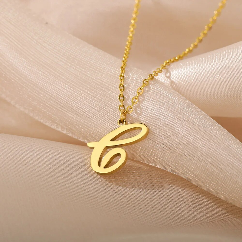 2025 Nieuwe aankomsten Dainty Letter kettingen voor vrouwen Goudkleurige minimalistische roestvrijstalen initial ketting Femme bruiloft sieraden cadeau_voghion.com