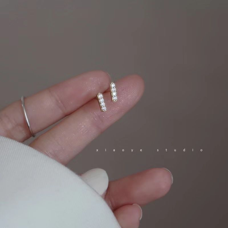 Un paio di orecchini sottili ed eleganti per donna con strass, piccoli e carini, un regalo alla moda per le amiche_voghion.com