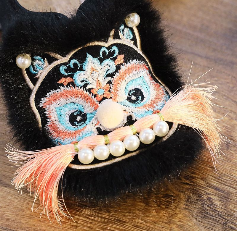 ShoeGlobe 2025 Neue flache Schuhe im chinesischen Stil, Retro-Ethno-Design, bestickt mit Tigerkopf-Motiv für Damen_voghion.com