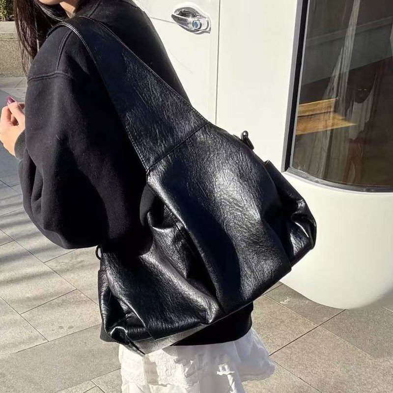 New Versatile Oil Wax Leather Large Capacity Tote High-end Shoulder Underarm Commuter Crossbody Bag_voghion.com