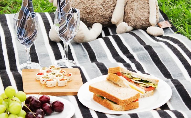 PortableAnd Extra Large Picnic Outdoor Blanket 3-Layer Convenient Mat Handbag Spring Summer Black And White Striped_voghion.com