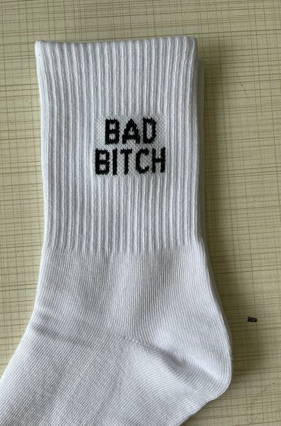 Unisex BAD B ITCH Socken Mëttelgrouss Socken Wäiss Socken Alphabet Socken Ënner-Casual Socken_voghion.com