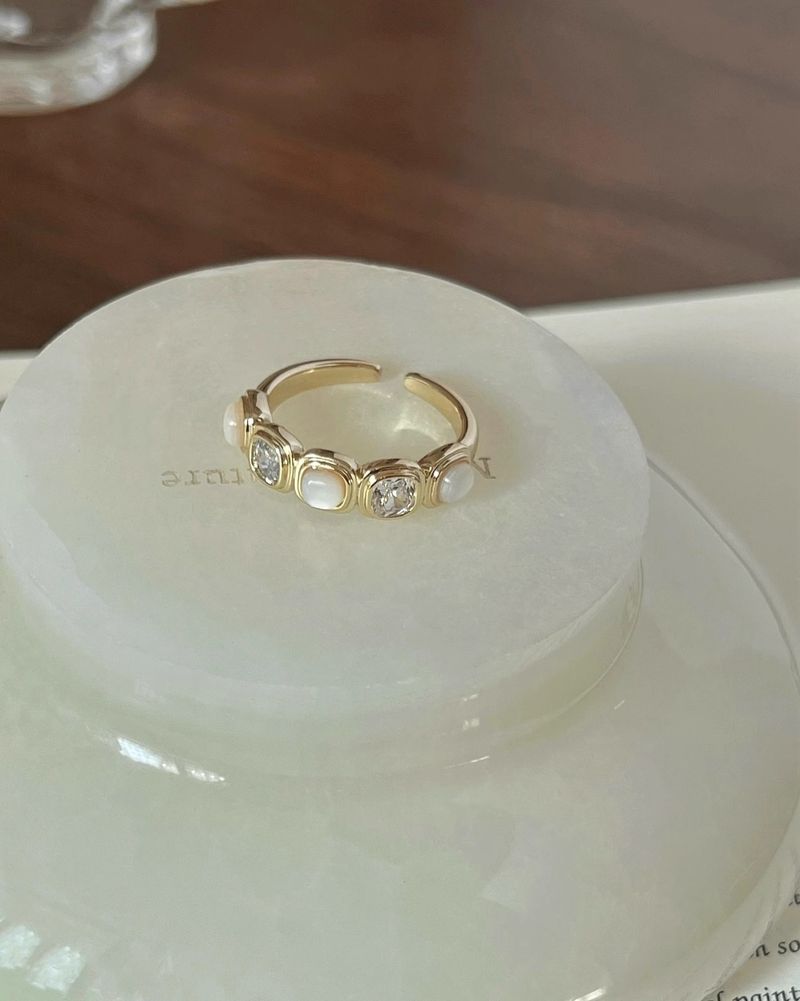 A Unique Shell Pearl Decorative Ring With Luxurious And High-end Design For Women, Featuring A Western Style. 2024 New_voghion.com
