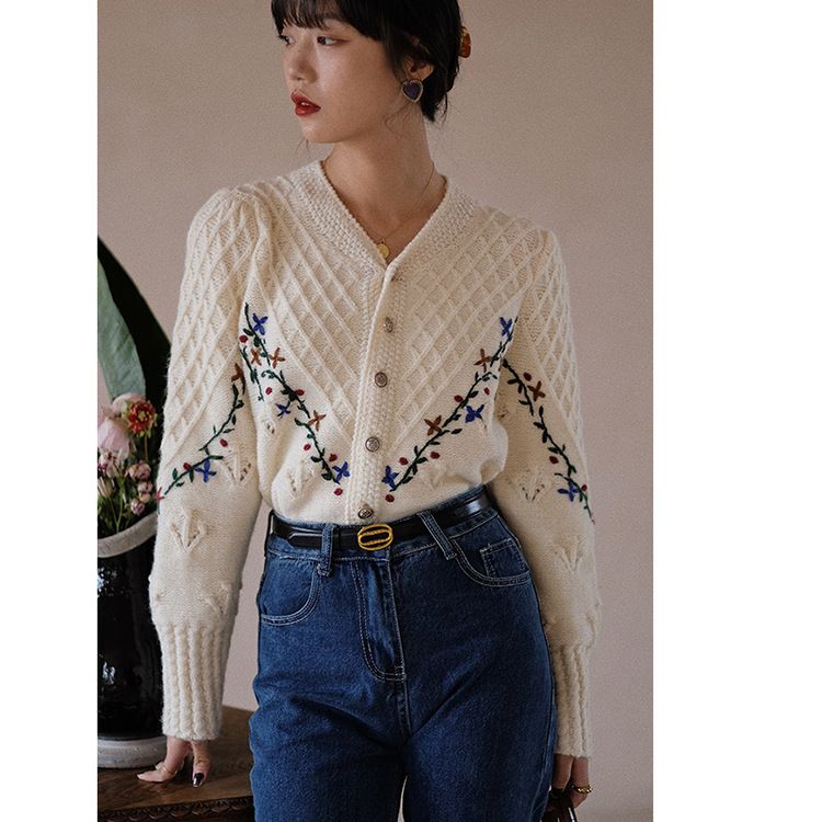 Embroidered crochet sweater small coat women's thin 2024 Spring and Autumn new temperament French lazy style knitted_voghion.com