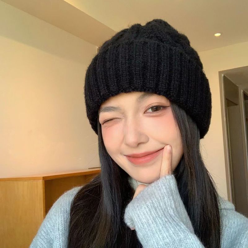 Pull en tricot chaud conçu spécifiquement pour les femmes, avec un design en tricot rayé élégant adapté à une variété d'occasions, un chapeau d'hiver de grande taille._voghion.com
