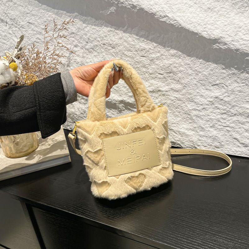 Borsa a mano con lettera, nuova borsa invernale 2024, carina, in peluche, a forma di cuore, con prodotto per il benessere._voghion.com