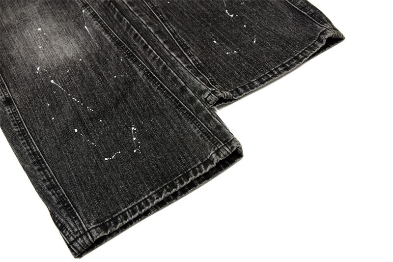 Jeans streetwear effetto used: denim patchwork oversize con orlo grezzo e dettagli ricamati per un tocco urbano_voghion.com