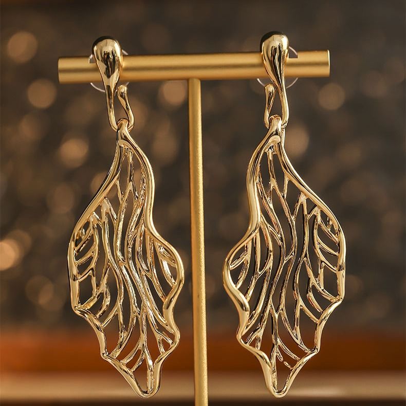Orecchini da donna in ottone placcato oro, leggeri e di lusso, con design minimalista a forma di foglia cava_voghion.com