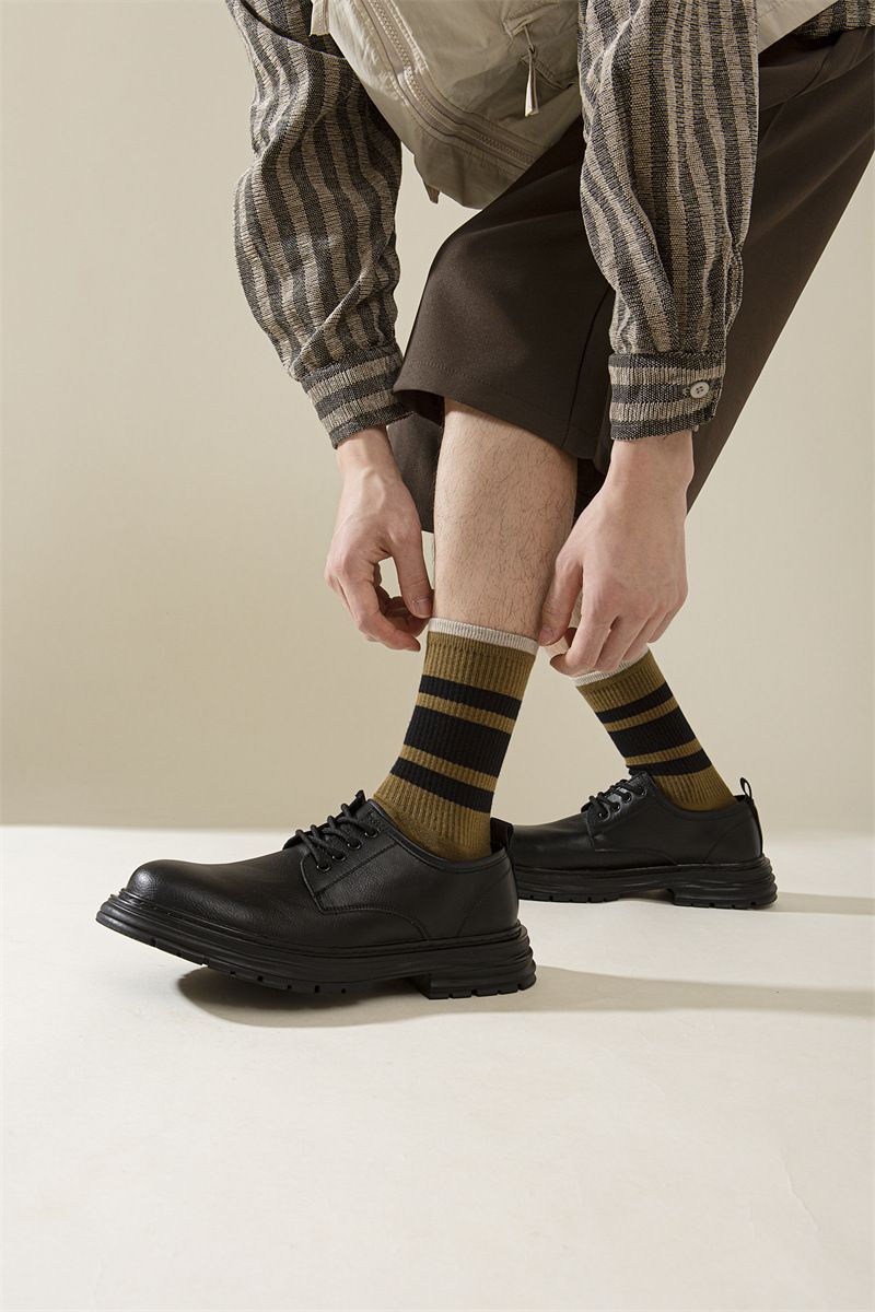 Vidēja garuma zeķes Vīriešu rudens un ziemas kokvilnas zeķes Studentu zilas bumbu sporta zeķes Garas, svītrainas, platas, vienkāršas, modernas, kontrastējošas krāsas_voghion.com