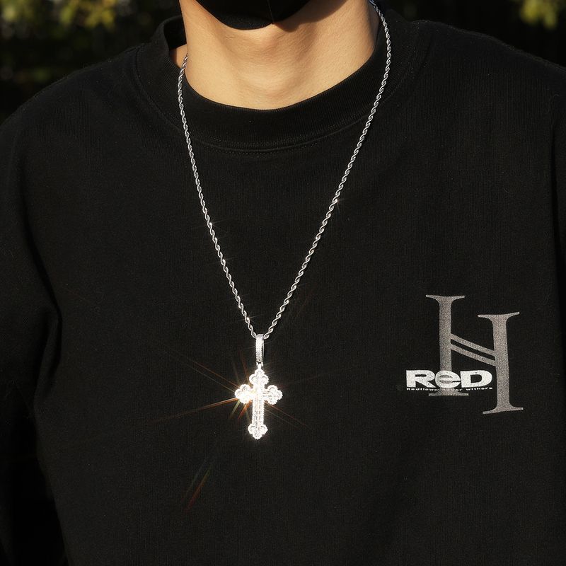 Collana con ciondolo a forma di croce hip hop da uomo e da donna, con dettagli in diamanti e catena intrecciata per uno stile streetwear alla moda._voghion.com