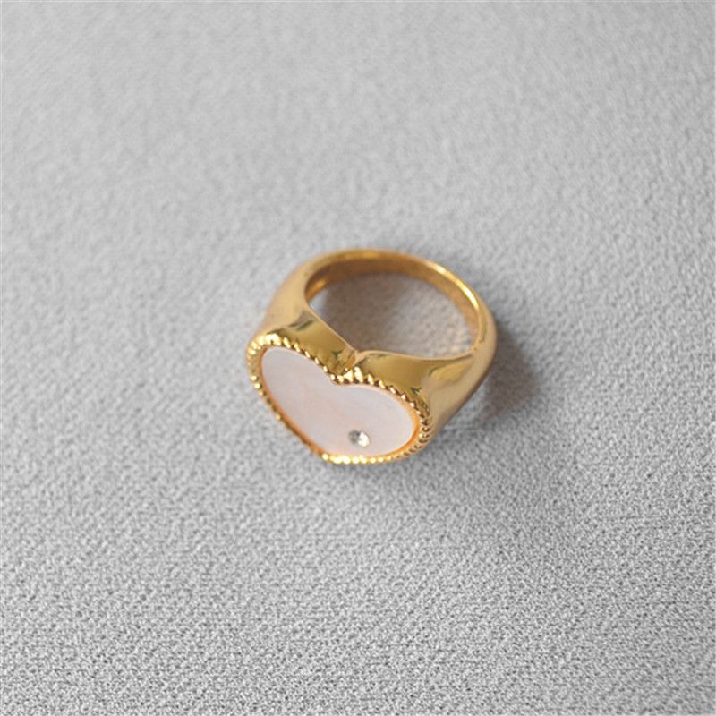 Anello di lusso di nicchia con diamanti scintillanti a forma di cuore in madreperla bianca intagliata, placcato oro e in ottone massiccio, per donna_voghion.com