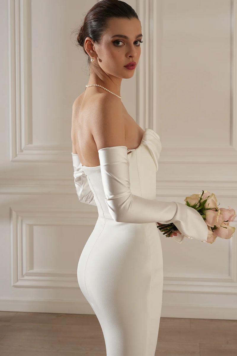 Elegante abito aderente a maniche lunghe con spalle scoperte - Abito da sera snellente elasticizzato bianco e nero per donna_voghion.com