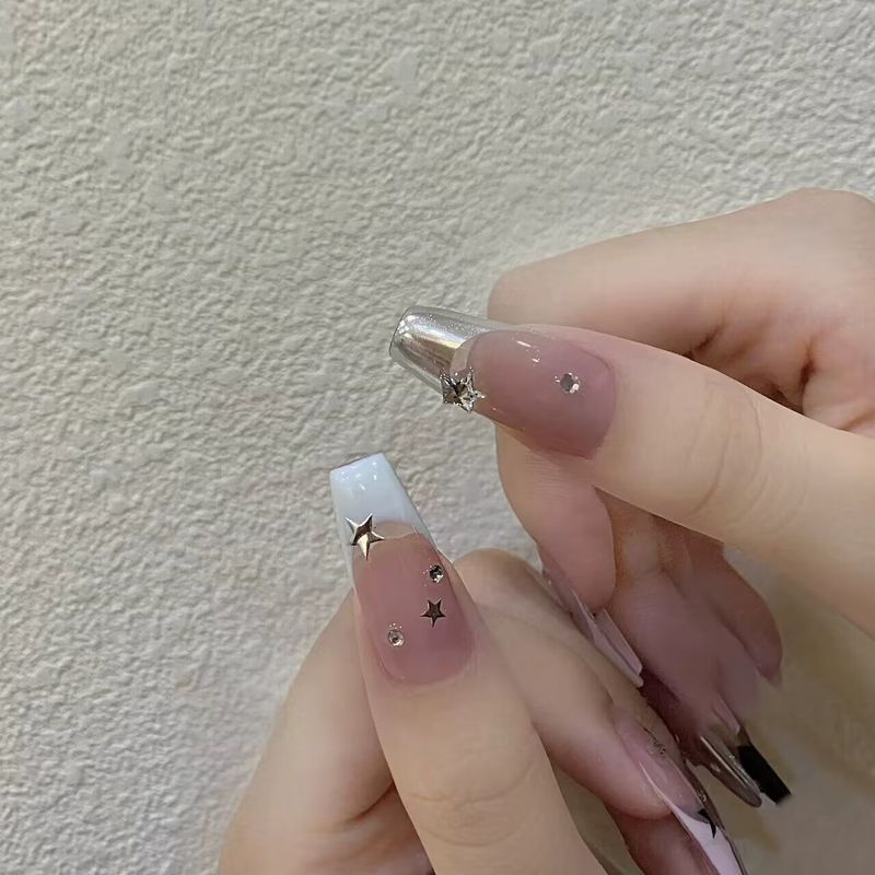Star de style français longue, sombre, douce et cool portant des patchs pour ongles d'art, produits finis_voghion.com