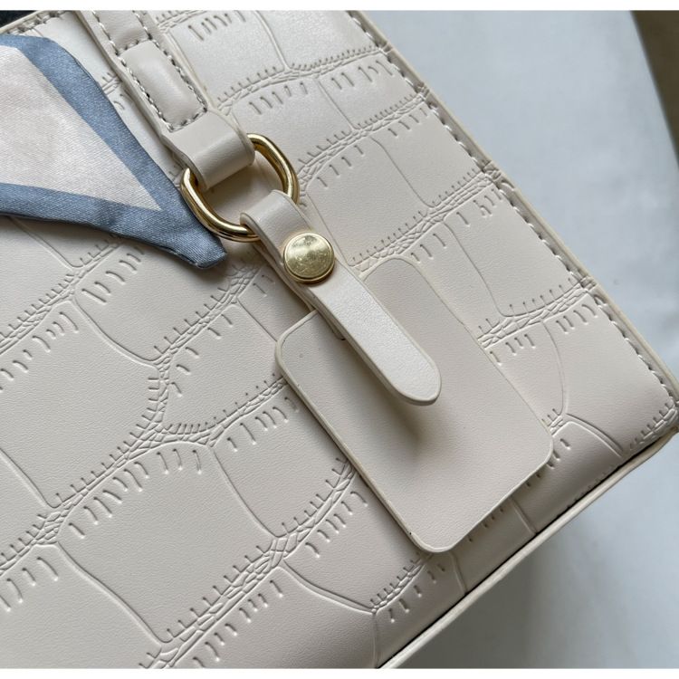 2024 New Large Capacity Handheld Fashionable Casual Commuter Single Shoulder Crossbody Mom Texture Women's Square Bag_voghion.com