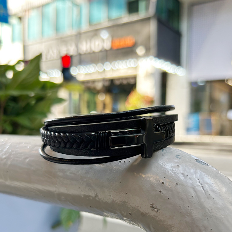 Bracciale in pelle con croce laccata nera, multistrato, per uomo, gioielli di moda_voghion.com