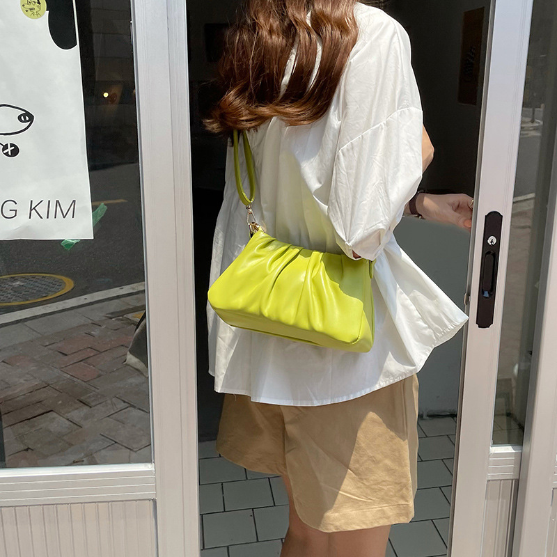 Borsa a tracolla monospalla versatile, di bassa qualità, con tracolla a forma di nuvola bianca plissettata estiva da donna_voghion.com