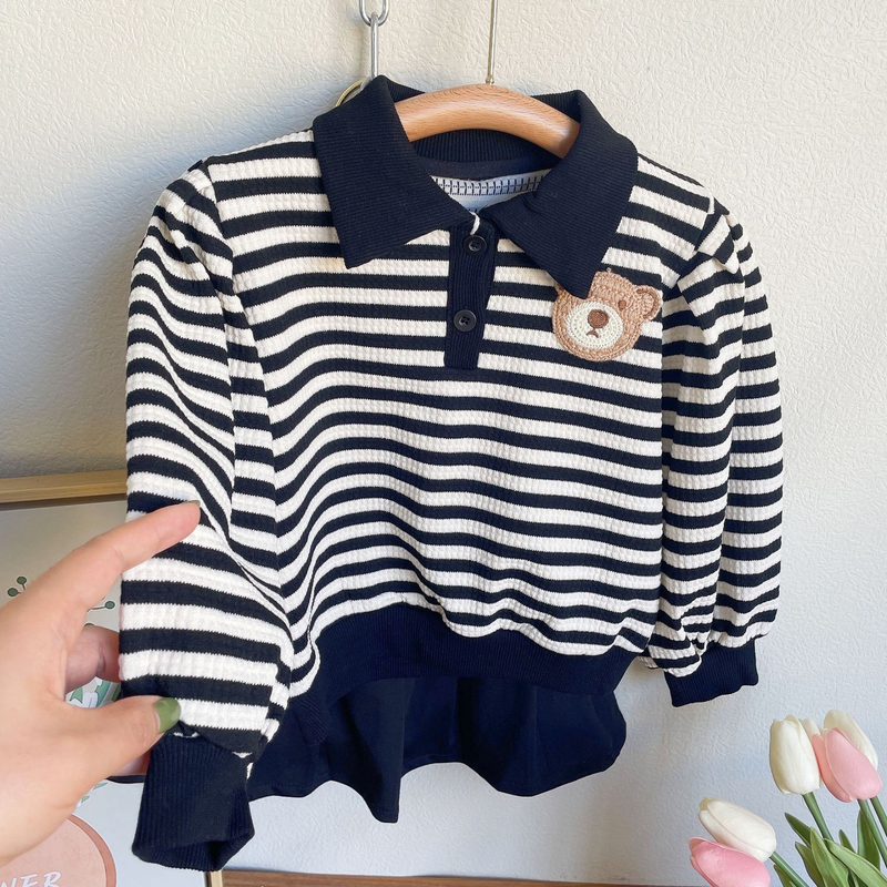 Versione coreana della nuova bambina autunnale del 2023 con felpa con cappuccio a forma di orsetto a righe e gonna corta a pieghe in due pezzi_voghion.com